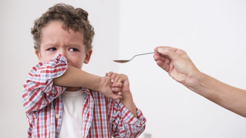 Vị đắng và mùi khó chịu của thuốc là một trong những lý do khiến trẻ không chịu uống 