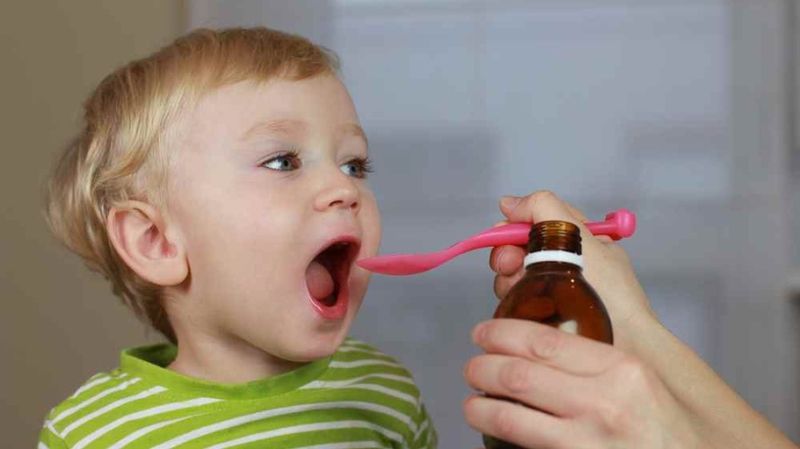 Chia nhỏ lượng thuốc là một trong những cách cho trẻ uống thuốc khi trẻ không chịu 