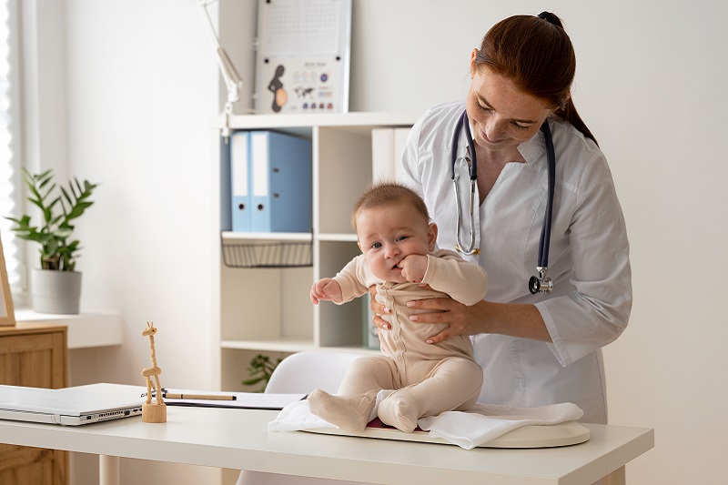 Trẻ sơ sinh cần được theo dõi sát diễn tiến vàng da để can thiệp kịp thời.