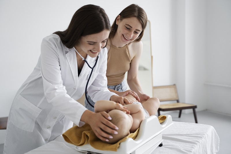 Việc chẩn đoán vàng da sơ sinh cần dựa vào thăm khám lâm sàng, đo nồng độ bilirubin trong máu, tầm soát bệnh lý nền.