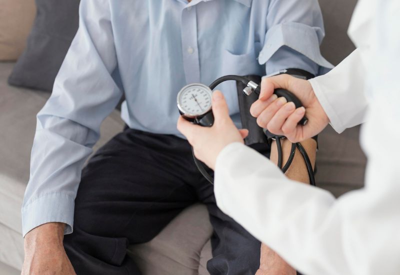 Tăng huyết áp kéo dài khiến thành mạch dễ tổn thương và rách, làm tăng nguy cơ phình bóc tách động mạch chủ