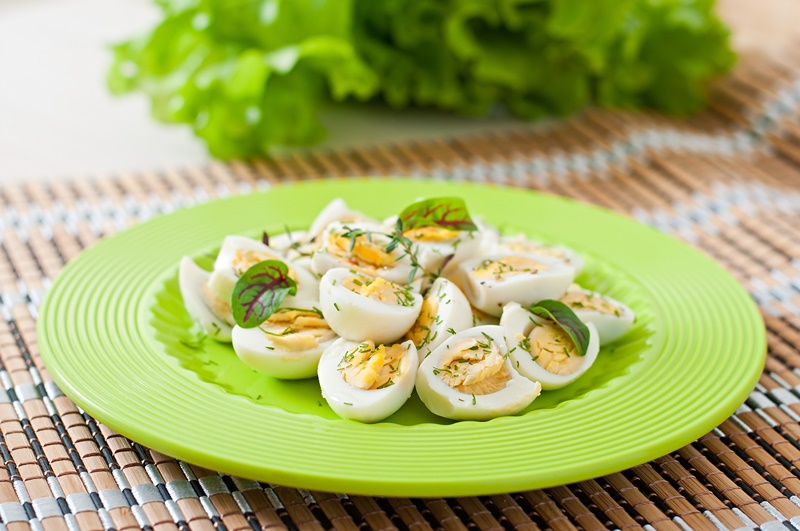 Bữa sáng cho người gan nhiễm mỡ có thể bao gồm trứng luộc và rau xanh 