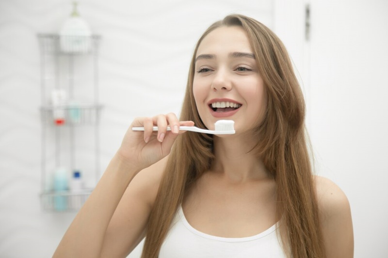 Đánh răng đúng cách để hạn chế làm tổn thương men răng 