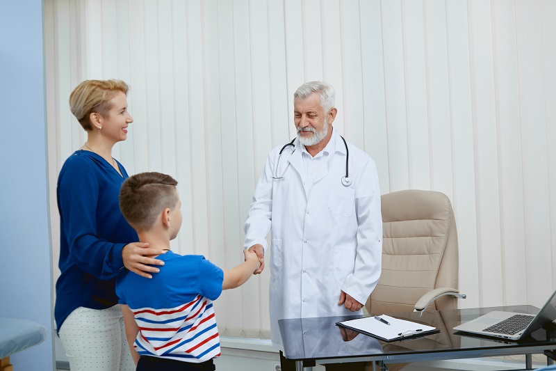 Trẻ được bác sĩ thăm khám và hướng dẫn chăm sóc vùng kín đúng cách