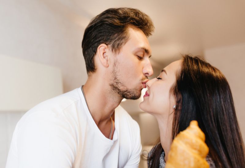 Hôn nhau có lây bệnh dại không còn phụ thuộc vào nhiều yếu tố