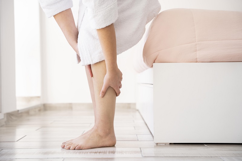 Cơ bắp chân bị căng quá mức gây đau khi vận động