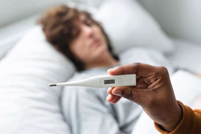 Sốt cao trên 38.5 độ C là dấu hiệu khá đặc trưng ở người nhiễm Chikungunya