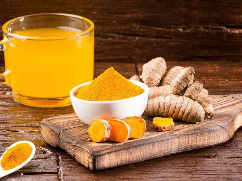 Việc lựa chọn sau sinh nên uống nghệ tươi hay tinh bột nghệ phụ thuộc vào tình trạng sức khỏe của mỗi người 