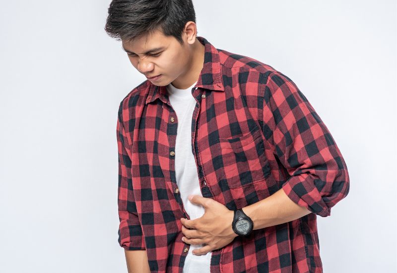 Bệnh nhân viêm gan cấp có thể cảm giác đau tức vùng hạ sườn phải, nơi gan bị viêm gây áp lực