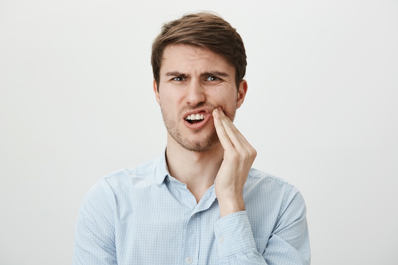 Răng sâu thường khiến bạn đau nhức, khó chịu 
