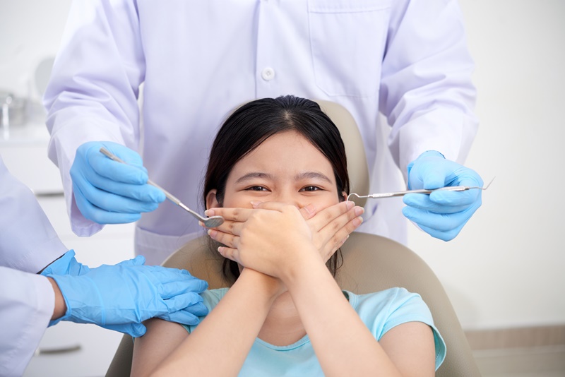 Bác sĩ có thể tiêm thuốc tê trước khi trám răng để giảm đau trong trường hợp răng sâu nghiêm trọng
