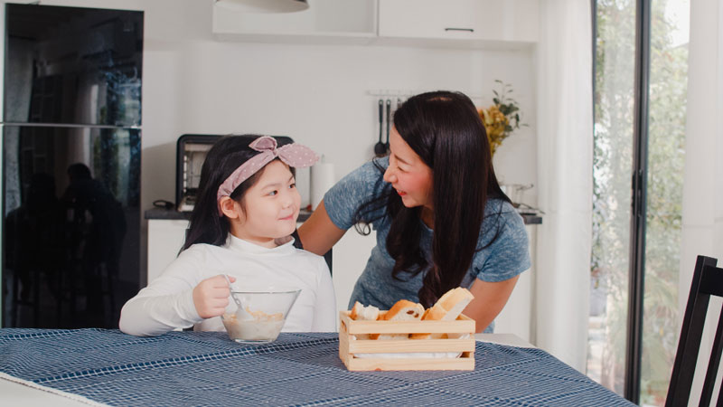 Trẻ cần được ăn uống đầy đủ để tăng cường đề kháng 