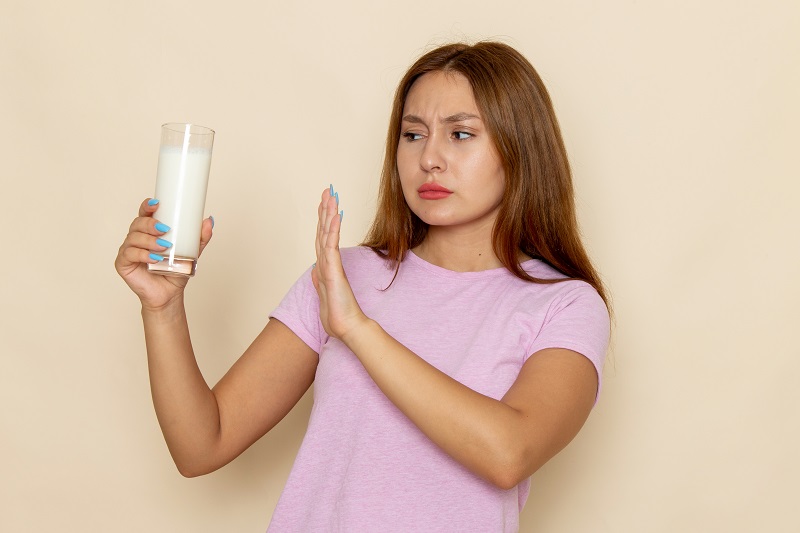 Người bị dị ứng đạm sữa bò cần bỏ hoàn toàn thực phẩm chứa sữa bò ra khỏi chế độ ăn
