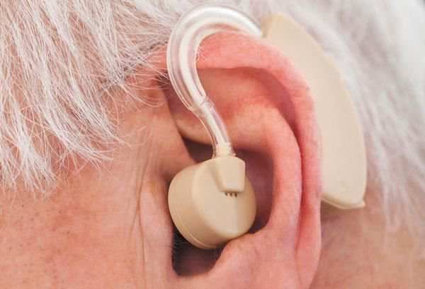 Sử dụng thiết bị hỗ trợ giúp cải thiện thính lực