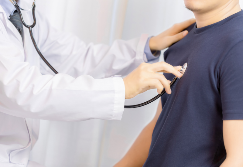 Khi cơn đau xuất hiện đột ngột, dữ dội và không giảm bớt theo thời gian, bạn cần đi khám ngay