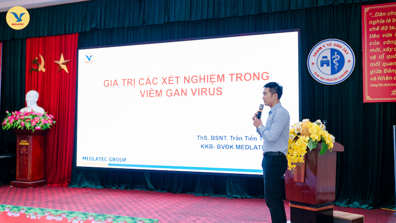 ThS.BSNT Trần Tiến Tùng trình bày báo cáo tại hội nghị 