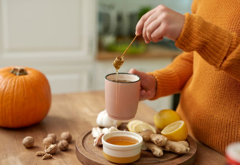 Trà gừng mật ong là một trong những cách chữa cảm cúm bằng gừng hiệu quả