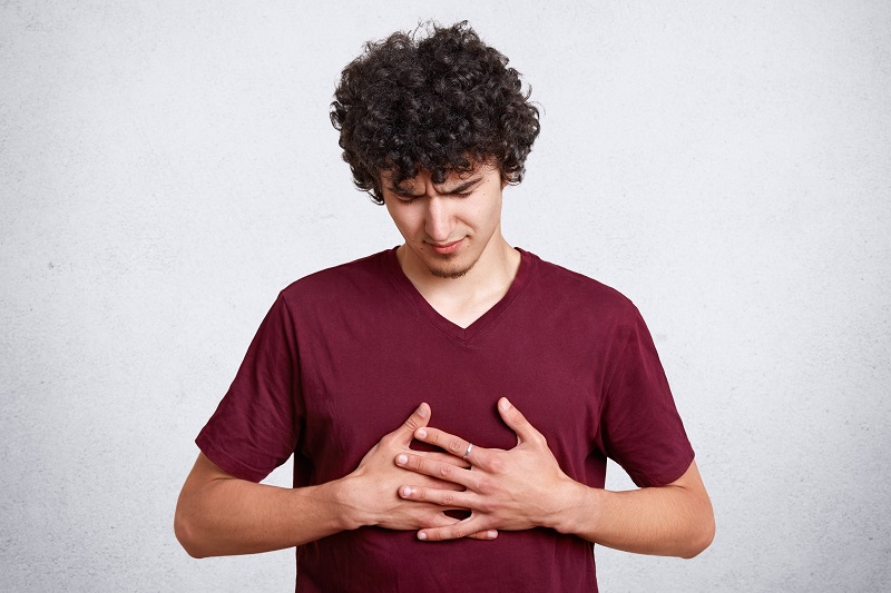 Lõm ngực bẩm sinh có thể gây khó thở, đau ngực, ảnh hưởng tâm lý ở tuổi vị thành niên.
