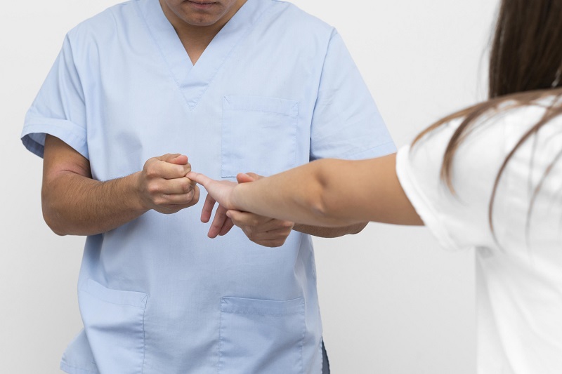Việc chẩn đoán ngón tay lò xo chủ yếu dựa vào thăm khám lâm sàng.