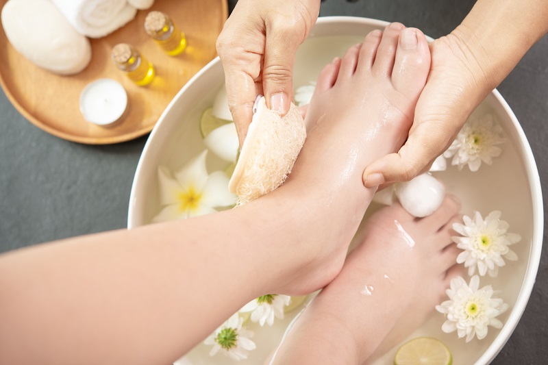 Massage và ngâm nước ấm là một trong những biện pháp giúp giảm đau chân tại nhà.