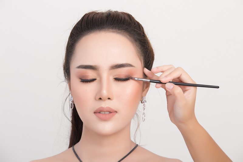 Trang điểm che khuyết điểm giúp che bớt nếp gấp mí