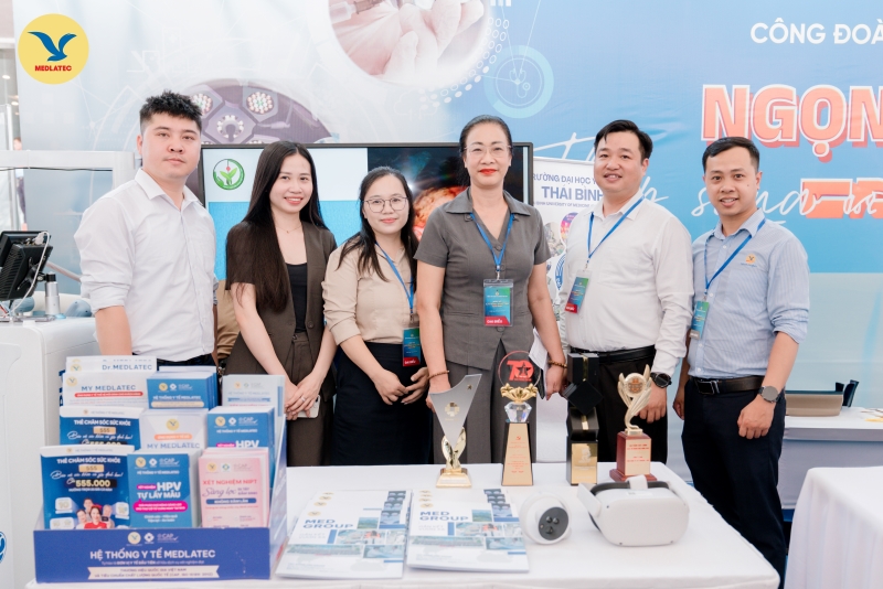 Đội ngũ cán bộ Hệ thống Y tế MEDLATEC chụp ảnh lưu niệm cùng PGS.TS Phạm Thanh Bình - Chủ tịch Công đoàn Y tế tại sự kiện 