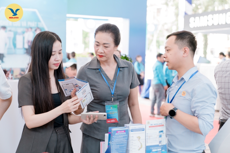 PGS.TS Phạm Thanh Bình - Chủ tịch Công đoàn Y tế đánh giá cao những tính năng vượt trội của ứng dụng y tế số My Medlatec  