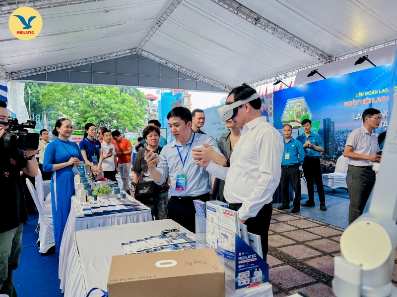 Ông Nguyễn Đình Khang - Ủy viên Trung ương Đảng, Phó Chủ tịch Mặt trận Tổ quốc Việt Nam, Chủ tịch Tổng Liên đoàn Lao động Việt Nam tham quan và trải nghiệm tại khu trưng bày MEDLATEC
