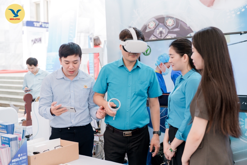 Gian hàng Công đoàn y tế Việt Nam - khu vực giới thiệu sản phẩm/dịch vụ của Hệ thống y tế MEDLATEC tại triển lãm thu hút đông đảo đại biểu quan tâm 