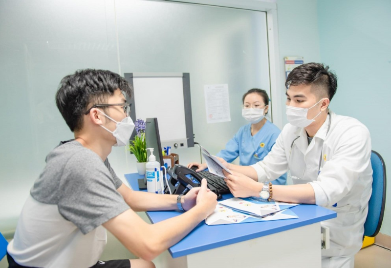 Nếu cảm cúm không thuyên giảm, sốt cao, ho dai dẳng kéo dài, bạn cần đến cơ sở y tế để được chăm sóc sức khỏe kịp thời