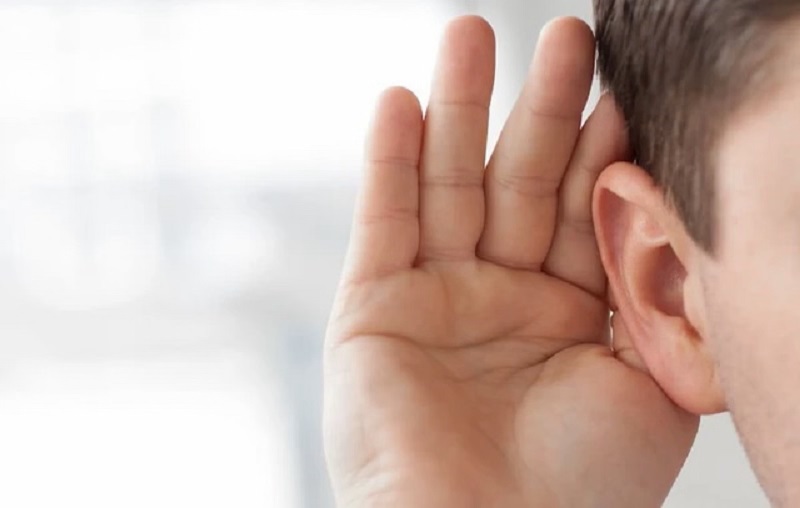 Ù tai, nghe kém là một trong những biểu hiện của u dây thần kinh số 8. Ảnh minh họa 