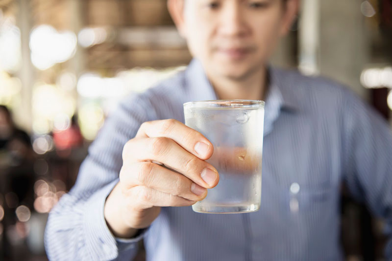 Nên uống nhiều nước nếu bạn không biết làm gì hết đau đầu sau khi uống bia