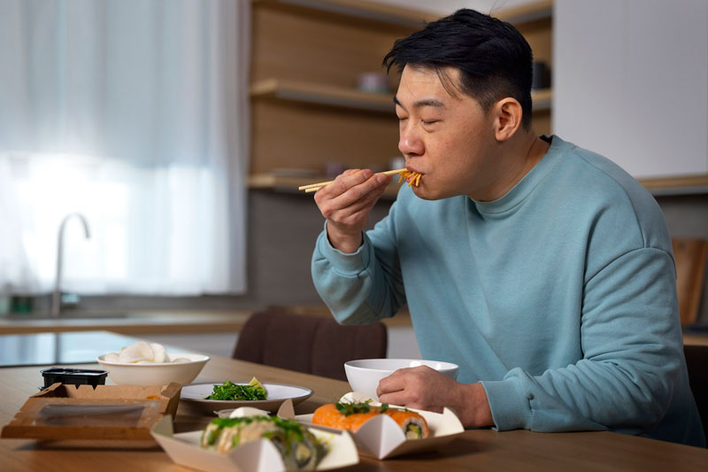 Nên ăn thật no và uống nhiều nước xen kẽ khi uống rượu