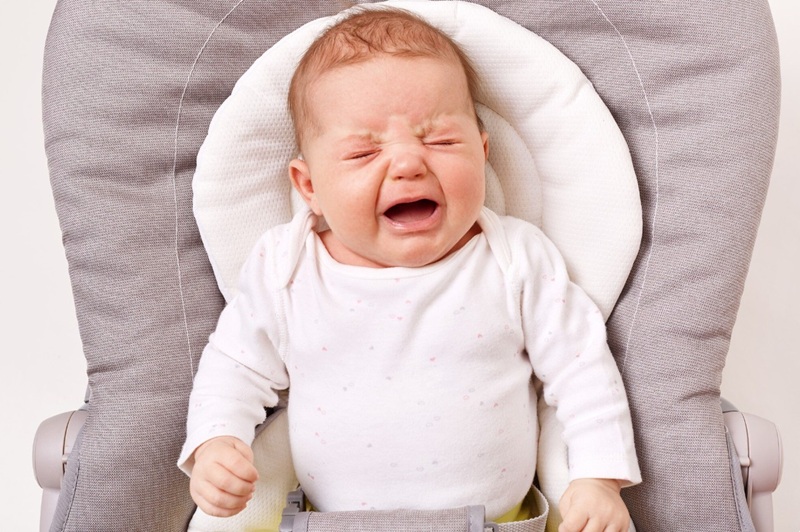 Câu trả lời cho thắc mắc có nên để trẻ sơ sinh khóc tự nín là không vì dễ khiến trẻ bị căng thẳng