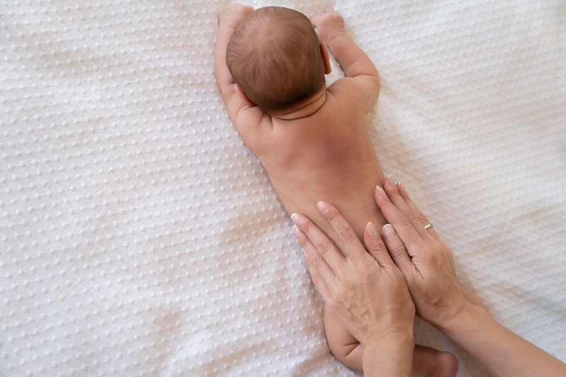 Massage nhẹ nhàng có thể giúp bé nín khóc nhanh hơn