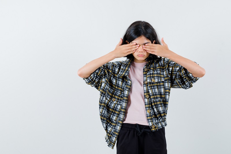Viêm màng bồ đào ở trẻ em có thể không biểu hiện rõ ràng, cần khám chuyên khoa mắt để phát hiện sớm.