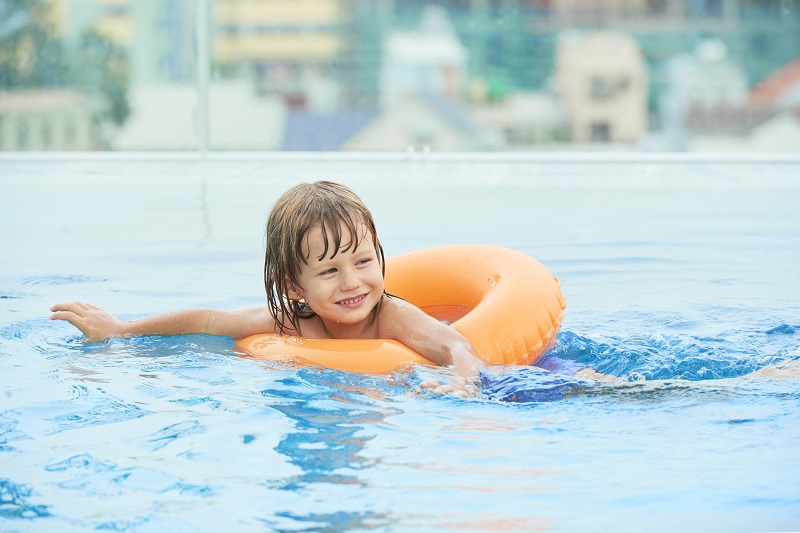 Bơi lội là môn thể thao được khuyến khích vì giúp giảm áp lực lên khớp mà trẻ vẫn vận động hiệu quả.