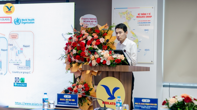 TS. Yahara Koji - chuyên gia đến từ Trung tâm Nghiên cứu Kháng thuốc, Viện Truyền nhiễm Quốc gia Nhật Bản trình bày báo cáo 