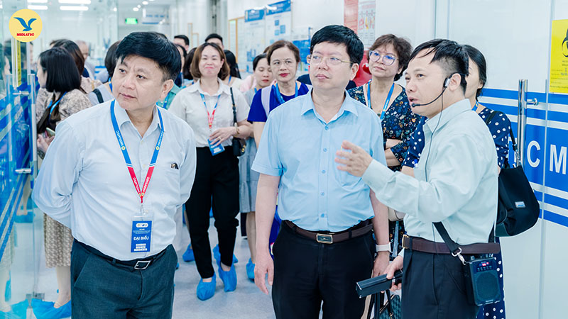 PGS.TS Nguyễn Thái Sơn dẫn đoàn lãnh đạo Bộ Y tế, các chuyên gia tại Việt Nam và Nhật Bản đi tham quan Trung tâm Xét nghiệm MEDLATEC