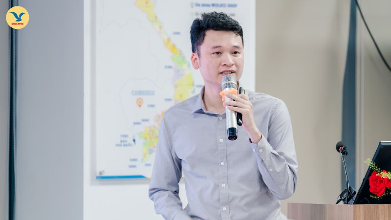 ThS.BS Nguyễn Huy Vinh - Trưởng phòng Vi sinh, Trung tâm Xét nghiệm MEDLATEC trình bày báo cáo tại hội nghị 