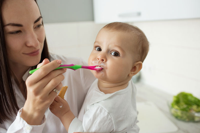 Câu trả lời cho thắc mắc bé mấy tháng ăn được cá hồi là từ 6 tháng tuổi trở đi