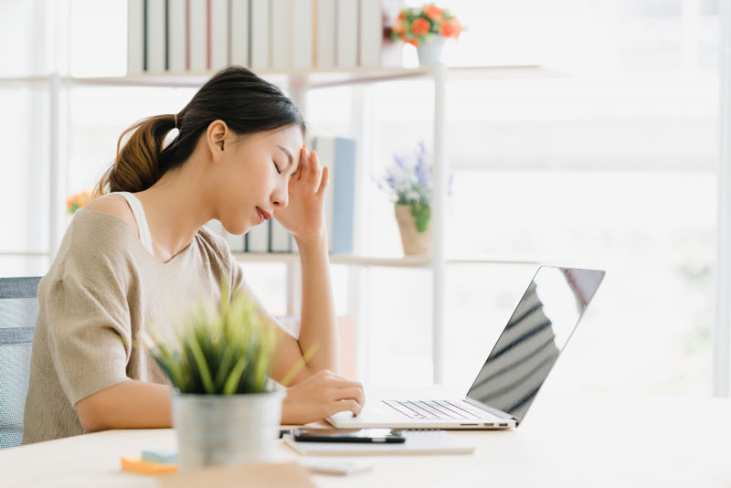 Đau nhức đầu là triệu chứng có thể xuất hiện sau khi dùng thuốc Cinnarizine