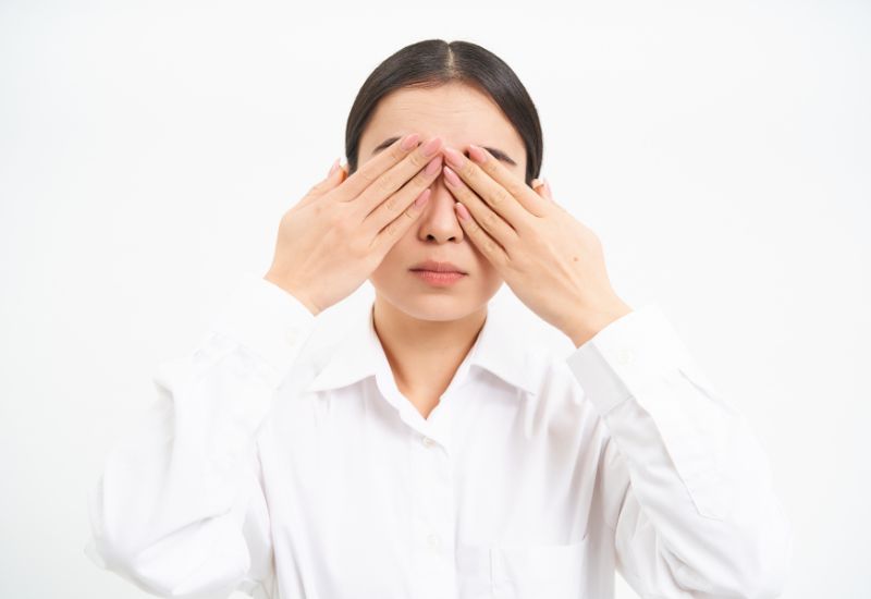 Tròng trắng bị đục kèm theo tình trạng cộm mắt, khó chịu có thể là vấn đề bệnh lý