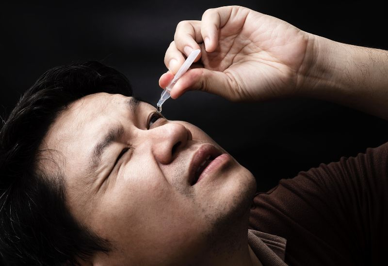 Sử dụng nước mắt nhân tạo giúp duy trì độ ẩm và giảm khô mắt