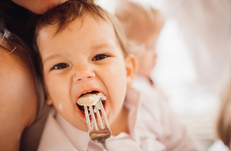 Giải đáp câu hỏi bé mấy tháng ăn được thịt cá tôm là tối thiểu 6 tháng