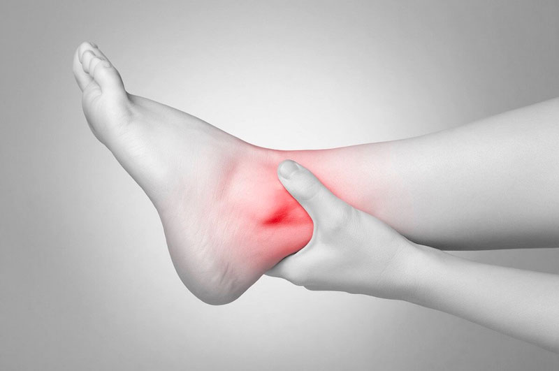 Mắt cá chân sưng nhưng không đau có thể do đứng hoặc ngồi lâu một tư thế
