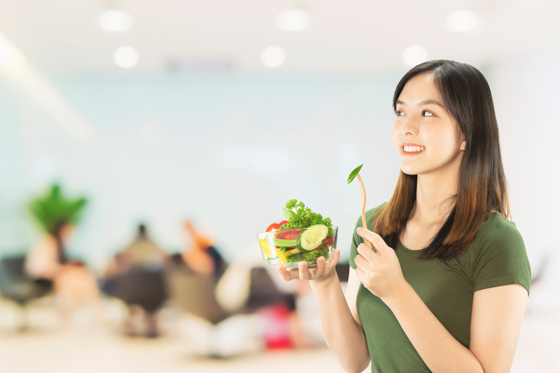 Giữ chế độ ăn lành mạnh giúp phòng ngừa tình trạng mắt cá chân sưng nhưng không đau