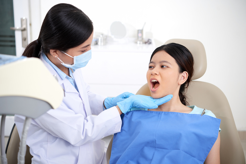 Bạn nên đến thăm khám bác sĩ nếu có biểu hiện đau nhiều, há miệng khó