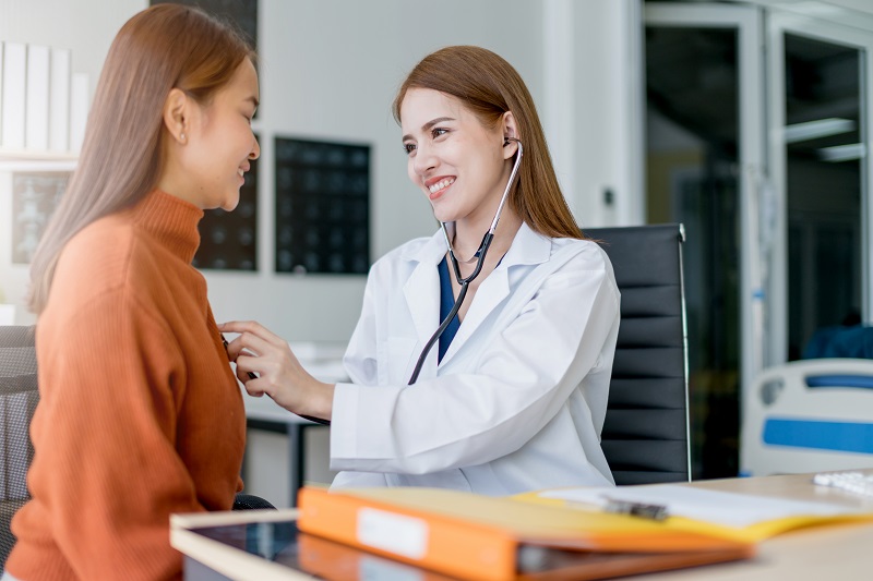 Nếu tình trạng ngực hai bên mất cân bằng nghiêm trọng, phụ nữ nên khám bác sĩ chuyên khoa