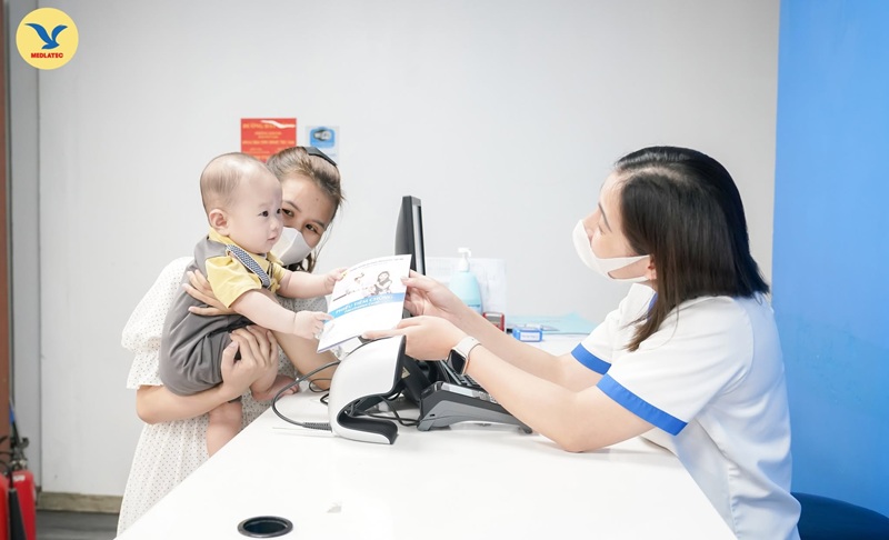 Bạn nên tham khảo tư vấn của bác sĩ khi bổ sung các loại vitamin cho trẻ 